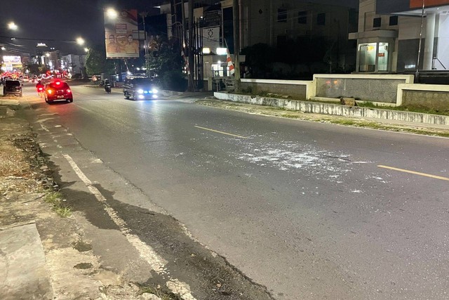 Pecahan kaca di Jalan Wolter Monginsidi, Bandar Lampung, Minggu (6/8/2022) | Foto: Roza Hariqo/Lampung Geh