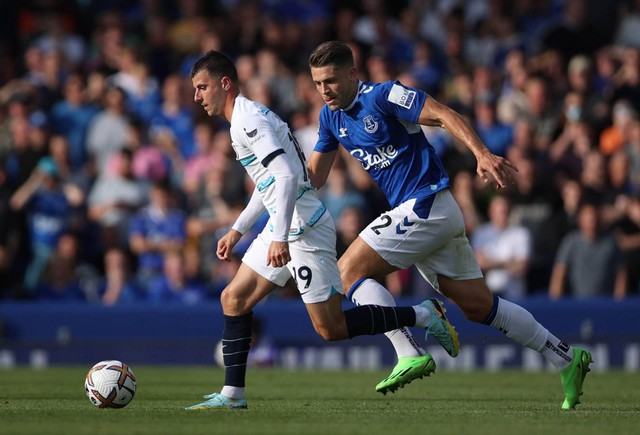 Mason Mount Chelsea beraksi dengan James Tarkowski dari Everton, Sabtu (6/8). Foto: Action Images via Reuters/Molly Darlington