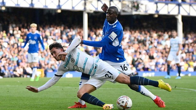 Abdoulaye Doucoure dari Everton melanggar Ben Chilwell dari Chelsea yang mengarah ke penalti, Sabtu (6/8). Foto: Toby Melville/REUTERS