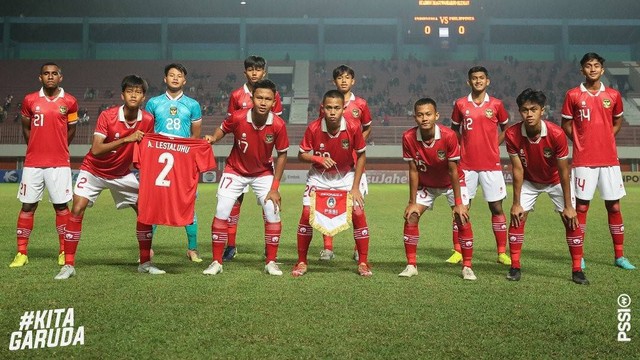 Timnas U-16 Indonesia membawa jersi Alfin Lestaluhu di Piala AFF U-16 2022. Foto: PSSI