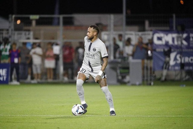 Neymar beraksi saat Clermont Foot dikalahkan Paris Saint-Germain (PSG) pada laga pekan perdana Liga Prancis 2022/23 di Stade Gabriel Montpied, Minggu (7/3) dini hari WIB. Foto: Twitter/@PSG_English