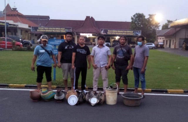Cerita di Balik Penggerebekan Arena Sabung Ayam Ngabar, Mojokerto (40553)