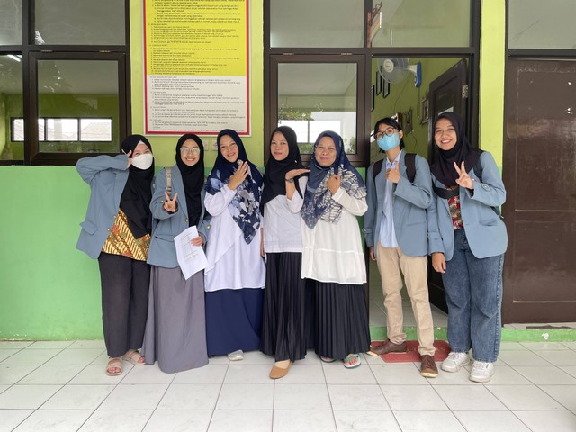 Foto bersama guru SD Negeri Cipaku 4 Kota Bogor
