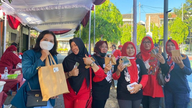 Mahasiswa Tim II KKN UNDIP 2021/2022 Melakukan Penyuluhan Penggunaan Tas Belanja sebagai Upaya Pengurangan Sampah Plastik terhadap Ekosistem Laut dan mendapatkan respon positif dari ibu-ibu atas kegiatan ini dalam acara Bulan Bakti Gotong Royong Masyarakat (BBGRM), Kelurahan Mangunharjo, Semarang. (Sumber Foto : Dokumentasi Pribadi).