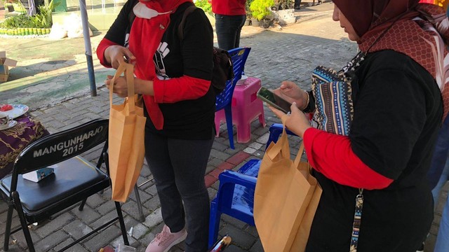 Penggunaan tas belanja ramah lingkungan oleh ibu-ibu yang berpartisipasi dalam acara Bulan Bakti Gotong Royong Masyarakat (BBGRM) Kelurahan Mangunharjo. (Sumber Foto : Dokumentasi Pribadi).