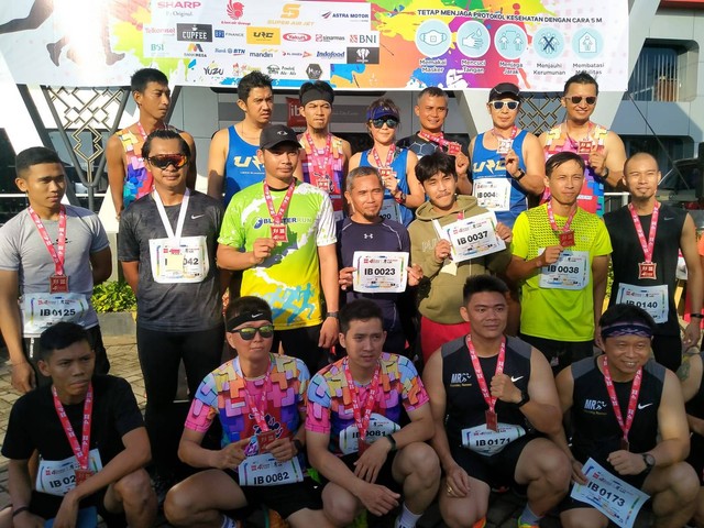 peserta lari 'Ibis Fun Run' foto bersama. Foto: Lydia Salsabila/Hi!Pontianak