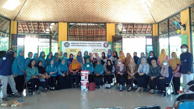 Mahasiswa KKN-T IPB University bersama Ibu-ibu PKK se-Kecamtana Margasari, Kabupaten Tegal. Foto: Dokumentasi pribadi