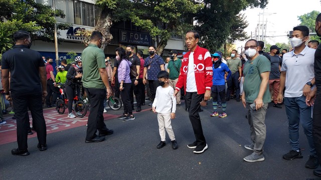 Presiden Jokowi didampingi istri dan cucu pada Minggu pagi dalam Car Free Day (Foto: Fernando Fitusia)