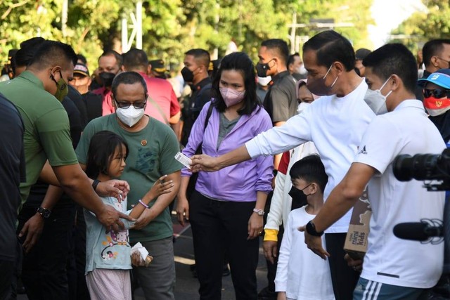Momen Presiden Jalan Santai di Lokasi CFD bersama Jan Ethes. Foto: Lukas/Biro Pers Sekretariat Presiden
