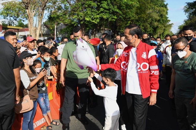 Momen Presiden Jalan Santai di Lokasi CFD bersama Jan Ethes. Foto: Lukas/Biro Pers Sekretariat Presiden