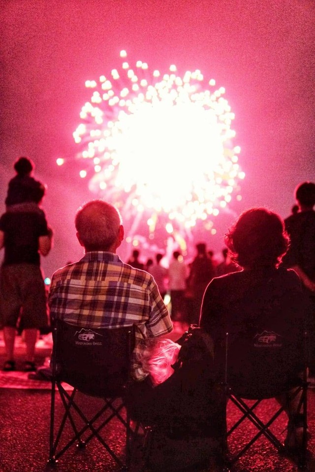 Warga Sendai, Jepang menonton festival kembang api. Foto: Ahmad Ariska/acehkini