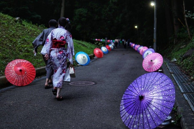 warga menggunakan pakaian tradisional yukata menuju Sendai Castle. Foto: Ahmad Ariska/acehkini