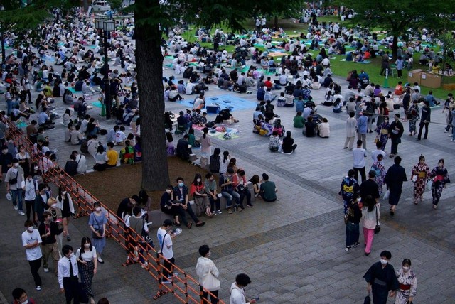 Sejak sore warga Sendai, Jelang sudah mulai berkumpul di Nishi Park untuk menyaksikan kembang api. Foto: Ahmad Ariska/acehkini