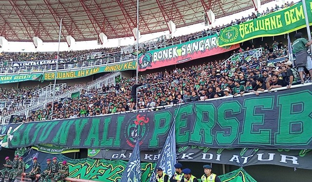 Bonek saat mendukung Persebaya di Stadion GBT Surabaya. Foto: Masruroh/Basra