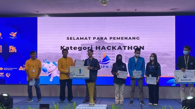 Mahasiswa Polindra saat mendapat juara 1 Hackathon dalam Kompetisi Mahasiswa Bidang Informatika Politeknik Nasional (KMIPN) 2022 yang diselenggarakan Politeknik Negeri Batam pada 2-3 Agustus 2022. Foto: Istimewa