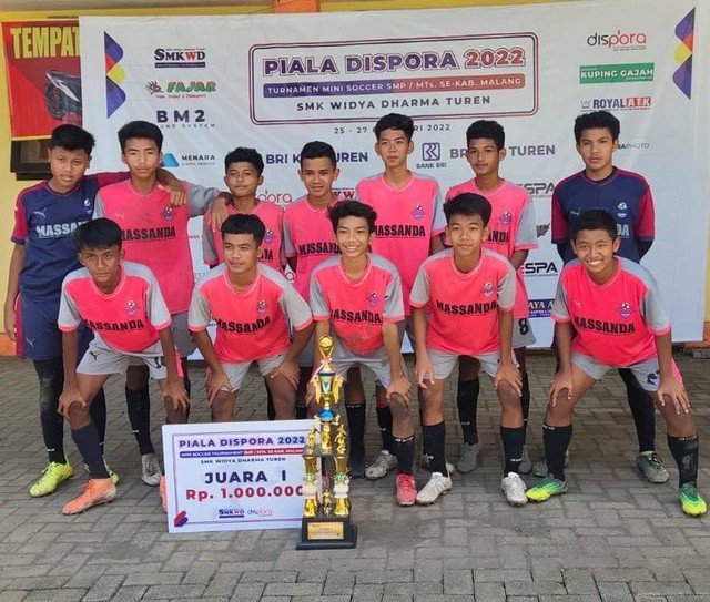 Tim sepak bola MTsN 2 Malang meraih juara 1 Turnamen Mini Soccer Piala Dispora antar SMP-MTs Se-Kabupaten Malang 2022. Foto: dok. MTsN 2 Malang. dok