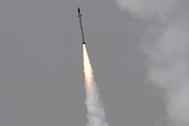 Sistem pertahanan udara Iron Dome Israel mencegat roket yang diluncurkan dari Jalur Gaza, di atas kota Sderot, Israel, Sabtu (6/8/2022). Foto: Jack Guez/AFP