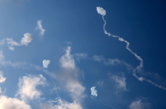 Sistem pertahanan udara Iron Dome Israel mencegat roket yang diluncurkan dari Jalur Gaza, di atas kota Sderot, Israel, Sabtu (6/8/2022). Foto: Jack Guez/AFP