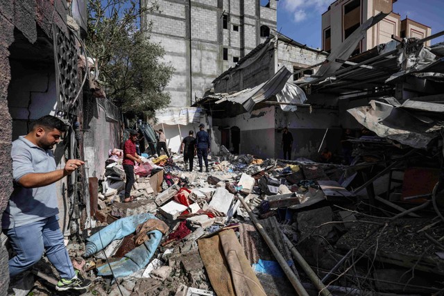 Kerusakan permukiman warga  di Jabalia, Jalur Gaza, Minggu (7/8/2022). Foto: Mahmud Hams/AFP