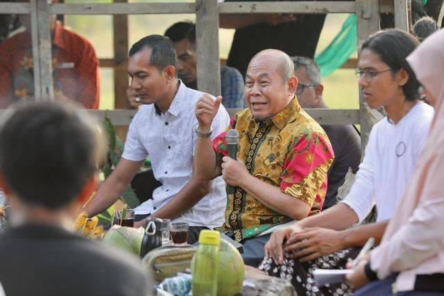Prof Musri Musman (tengah) dalam sebuah diskusi bertema 'Potensi industri ganja Aceh sebagai strategi pengentasan kemiskinan' di Kamp Biawak, Aceh, Jumat (31/1/2020). Foto: Suparta/acehkini