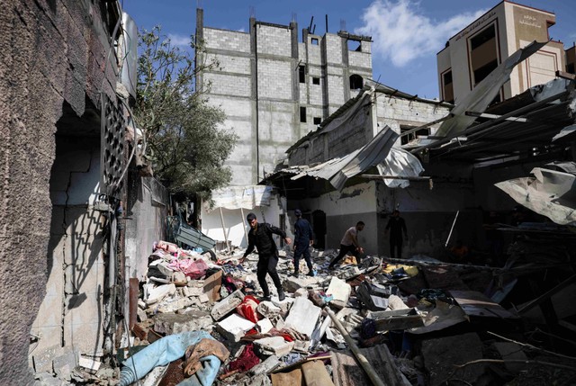 Kerusakan permukiman warga  di Jabalia, Jalur Gaza, Minggu (7/8/2022). Foto: Mahmud Hams/AFP