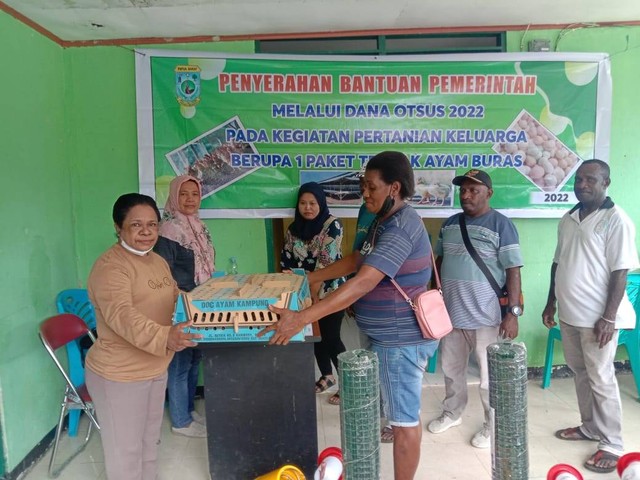 Penyerahan bantuan yang oleh Dinas Ketahanan Pangan Papua Barat