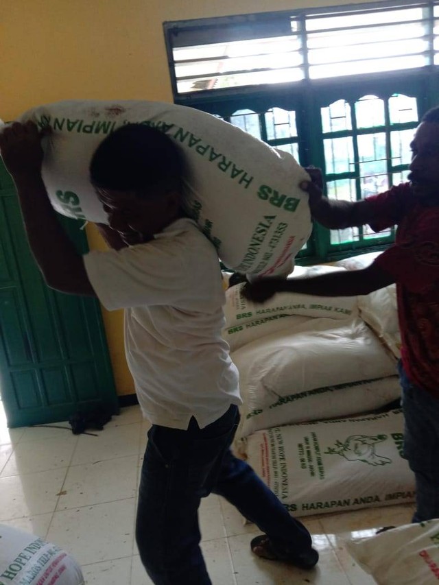 Bantuan saat tiba di Dinas Ketahanan Pangan Sorong Selatan