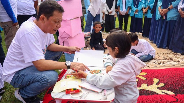 Pj Gubernur Aceh, Achmad Marzuki ikut bermain bersama anak-anak. Foto: Suparta/acehkini