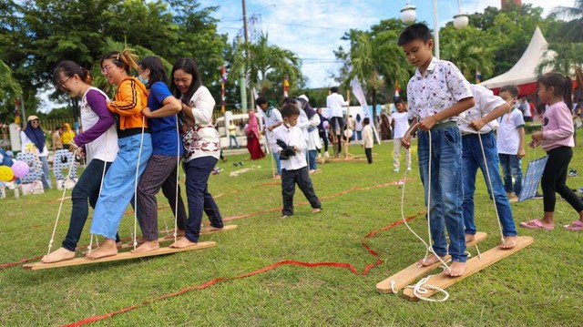 Anak-anak bermain dalam peringatan Hari Anak Nasional 2022 di Aceh. Foto: Suparta/acehkini