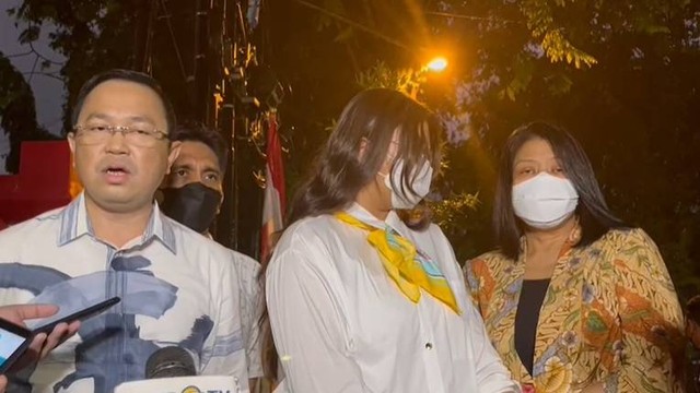 Putri Candrawathi (kanan), istri Irjen Ferdy Sambo, datang menjenguk suaminya yang sedang diperiksa di Mako Brimob, Kelapa Dua, Depok, Minggu (7/8/2022). Foto:  Retyan Sekar Nurani/kumparan