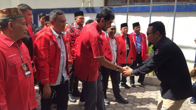 Pengurus dan rombongan Partai Aceh (PA) mendatangi kantor KIP atau KPU untuk melakukan pendaftaran sebagai calon peserta pemilu 2024. Foto: Zuhri Noviandi/kumparan