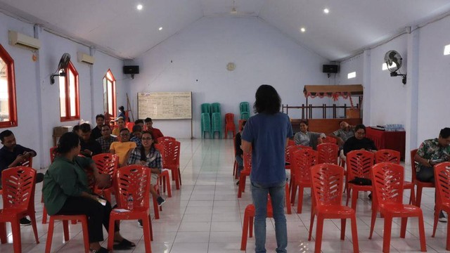 Angkatan Muda Gereja Protestan Maluku Daerah Ternate, menggelar workshop pengembangan ekonomi pemuda dan jurnalisme lingkungan di Gereja Protestan Maluku. Foto: Dealfrit Kaerasa/cermat