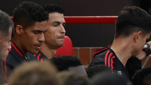 Pemain Manchester United Cristiano Ronaldo dan rekan satu timnya duduk di bangku cadangan sebelum pertandingan di Old Trafford, Manchester, Inggris. Foto: Toby Melville/Reuters