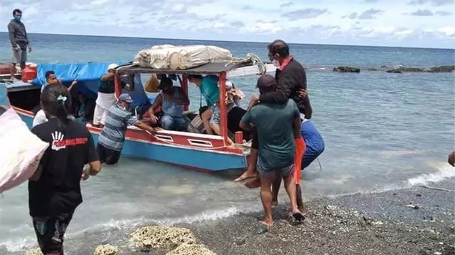 Salah satu pasien di Kecamatan Pulau Batang Dua saat dievakuasi untuk dirujuk ke pusat Kota Ternate, Maluku Utara. Sumber foto: Keegan Lopulalan/Facebook