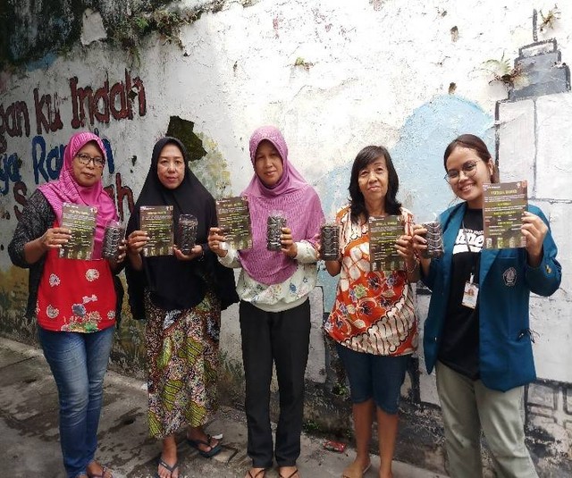 Mahasiswa KKN melakukan Foto Bersama dengan Ibu-ibu PKK RT 03/RW 01 Kelurahan Bangunharjo | Foto Dok. Pribadi Merlys Juana Purba