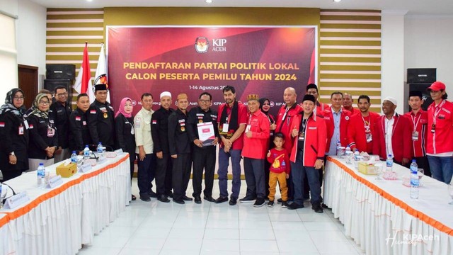 Pendaftaran Partai Aceh sebagai partai politik lokal calon peserta Pemilu 2024 di kantor KIP Aceh, Minggu (7/8/2022). Foto: Dok. KIP Aceh