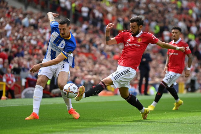 Pemain Manchester United Bruno Fernandes berebut bola dengan pemain Brighton & Hove Albion pada pertandingan Liga Inggris di Old Trafford, Manchester, Inggris. Foto: Toby Melville/REUTERS