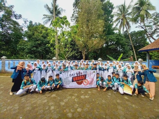 Gambar 1. Kegiatan Sosialisasi Gerakan Milenial Anti Narkobadi MTs Muhammadiyah Darussalam Talun. Sumber: Dokumentasi Tim II KKN UNDIP Desa Donowangun