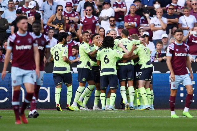 Selebrasi pemain Manchester City usai mencetak gol ke gawang West Ham United pada pertandingan Liga Inggris di Stadion London, London, Inggris. Foto: Tony Obrien/REUTERS