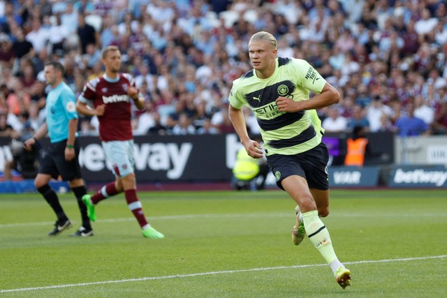 Selebrasi pemain Manchester City Erling Braut Haaland usai mencetak gol ke gawang West Ham United pada pertandingan Liga Inggris di Stadion London, London, Inggris. Foto: Peter Cziborra/REUTERS