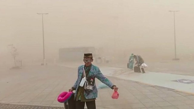 Suasa jemaah haji SUB32 menyelamatkan diri dari badai pasir di Bandara Madinah, Minggu (7/8/2022). Foto: Kemenag RI