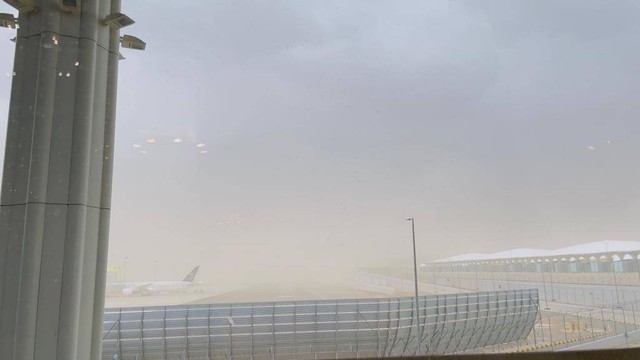 Badai pasir di Bandara Madinah, Minggu (7/8/2022). Foto: Kemenag RI