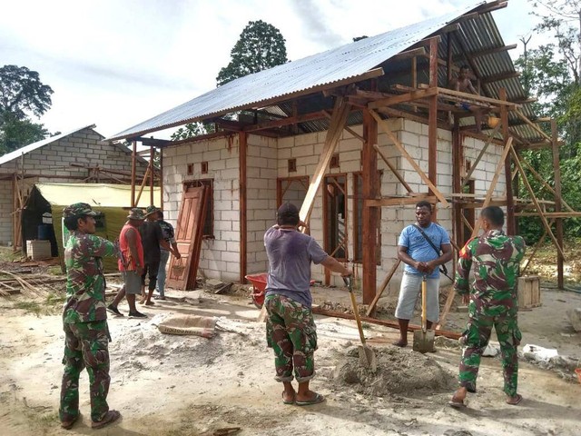 Personel Satgas TMMD ke 114 Kodim Kaimana, saat melakukan pembangunan rumah warga Kampung Pigo. Foto istimewa
