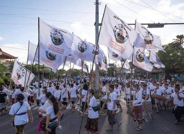 Warga Desa Adat Intaran Sanur kembali menggelar aksi unjuk ras amenolak terminal LNG di area Mangrove, Denpasar, Bali - IST