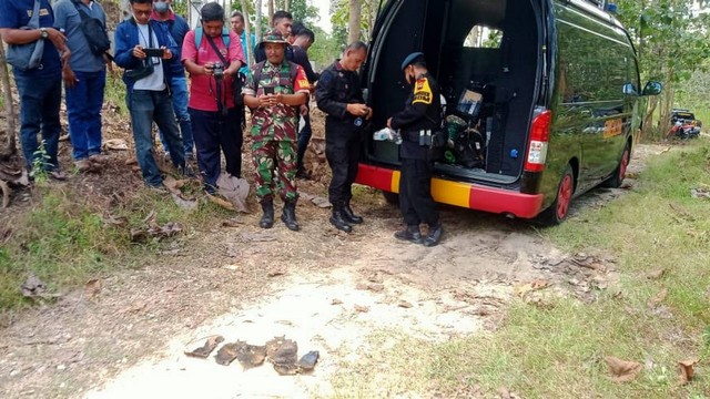 Serpihan benda diduga bom yang telah diledakkan oleh Unit Penjinak Bom (Jibom) Detasemen Gegana Satuan Brimob
