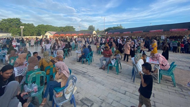 Pengunjung menikmati sore di Aceh Culinary Festival 2022, Taman Sultanah Safiatuddin, Banda Aceh. Foto: Disbudpar