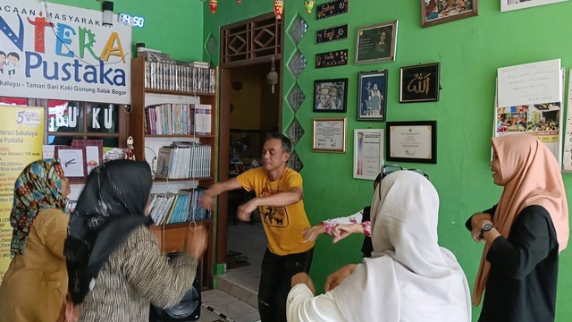 Games setelah belajar baca-tulis di TBM Lentera Pustaka di kaki Gunung Salak Bogor