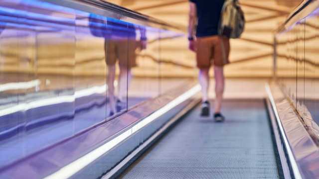 Ilustrasi Travelator di bandara. Foto: travelarium.ph/Shutterstock