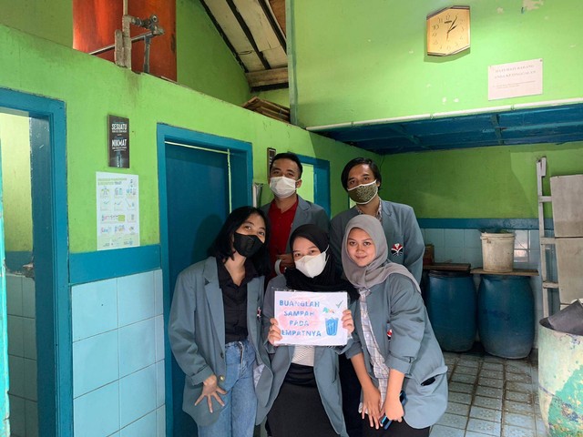 Pemasangan Poster oleh mahasiswa UPI di salah satu titik di pasar Sadang Serang sumber: Dokumentasi pribadi