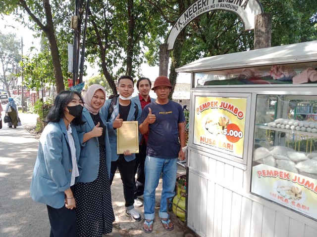 Kelompok mahasiswa KKN bersama penjual Pempek Mang Ujang Sumber : Foto Milik Pribadi